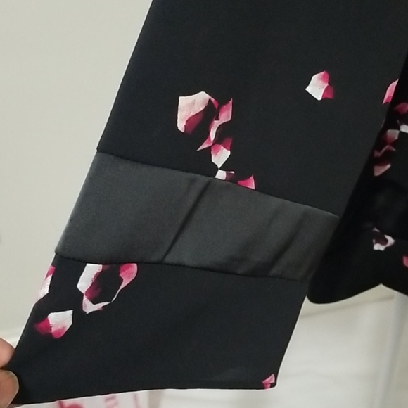 Alfani printed V hem top color black size large - Picture 7 of 9